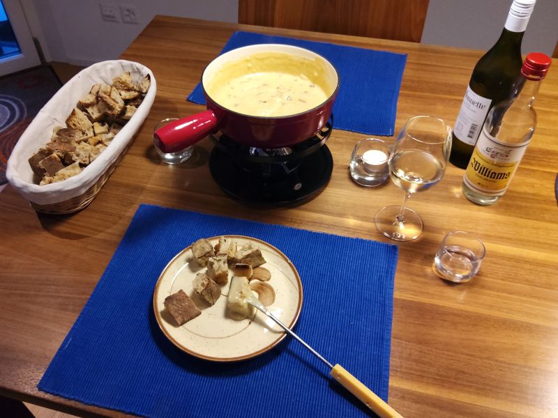 Strohwittwer Fondue - oder - das Steinpilz-Trüffel moité-moité